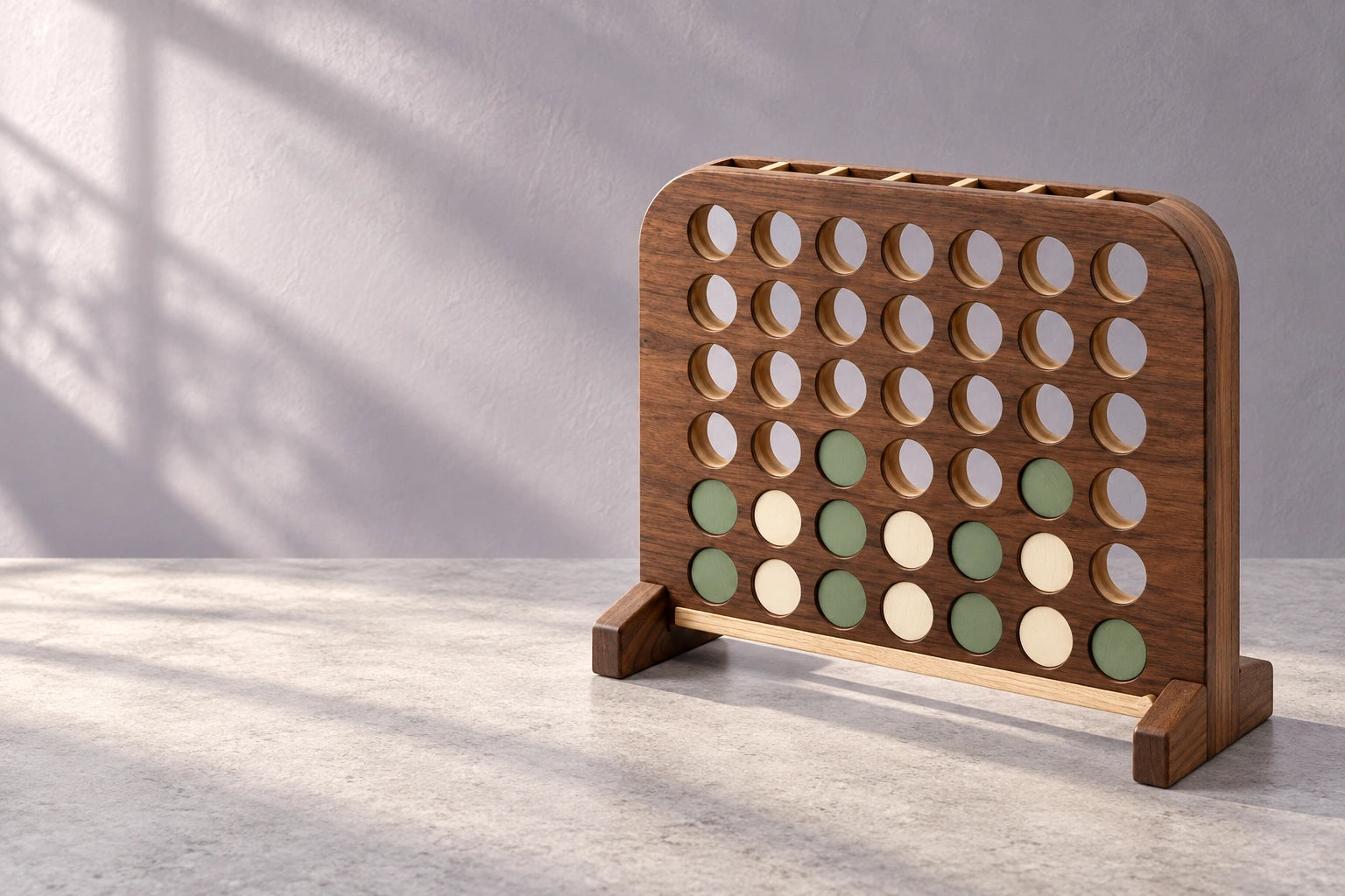 Houten vier-op-een-rijspel op een lichtgrijze tafel